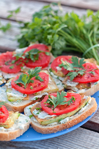 Σάντουιτς με κολοκυθάκια σχάρας και φρέσκες ντομάτες - Φωτογραφία, εικόνα