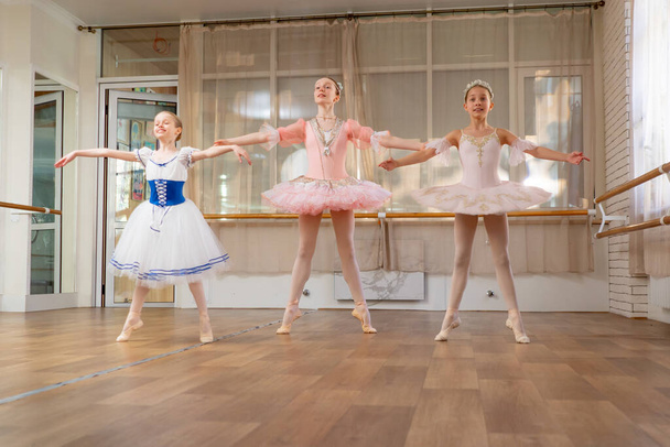 escola de balé profissional de crianças vestido ensaio de dança de meninas em vestidos - Foto, Imagem