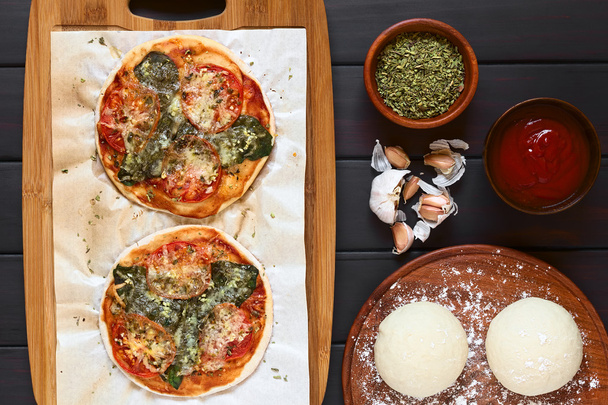 Spinaci e Pizza di pomodoro
 - Foto, immagini