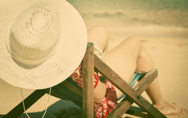 Fond exotique de vacances à la plage avec haine blanche sur chaise de plage
 - Photo, image
