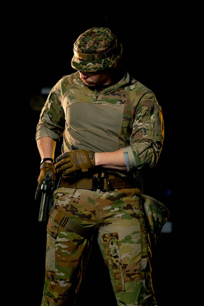 klo ammatillinen ampumarata sotilaallinen aseiden kouluttaja seisoo valmistautuu käyttämään pistoolia - Valokuva, kuva