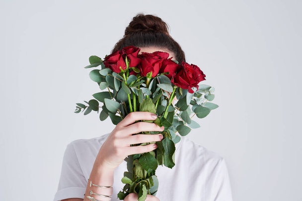 Mulher, mãos e rosas vermelhas com buquê de flores para floral, aniversário ou presente em um fundo estúdio branco. Pessoa ou modelo feminino com planta natural, folhas ou caule para romance, presente ou amor. - Foto, Imagem