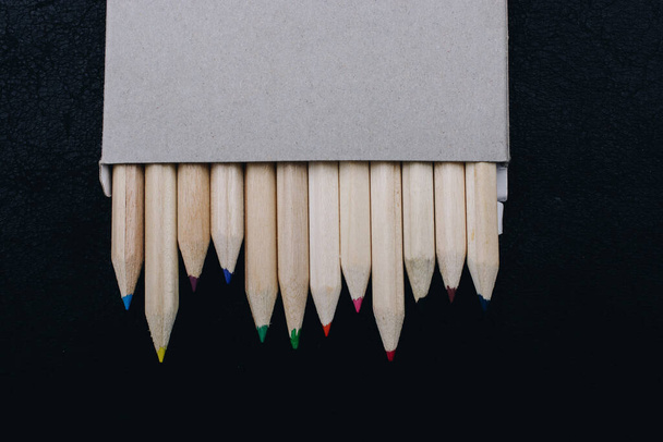 Różnorodność kolorów wektor zestaw kolorowych ołówków. Rysunek i malowanie - Zdjęcie, obraz