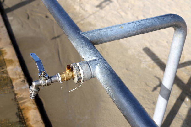 Robinet d'eau et tuyaux pour pomper l'eau vers la station de pompage. - Photo, image