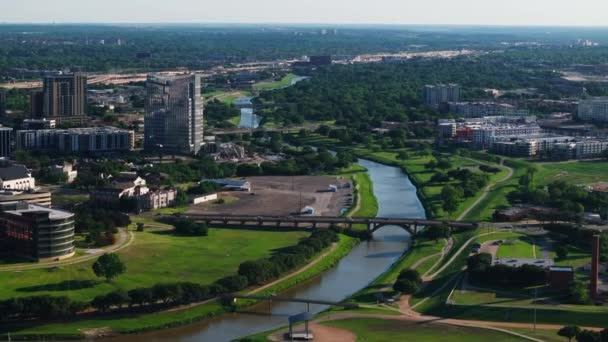 Fort Worth folyók, kiemelve egy híd és felhőkarcolók buja zöld és városi tájak légi szempontból ebben a nagy texasi város . - Felvétel, videó