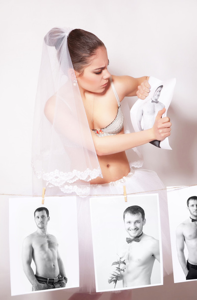 Braut zerbrach ein Foto, das den Bräutigam zeigt - Foto, Bild