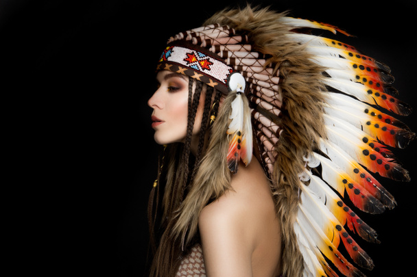 Красивая этническая леди с тараканом на голове
. - Фото, изображение
