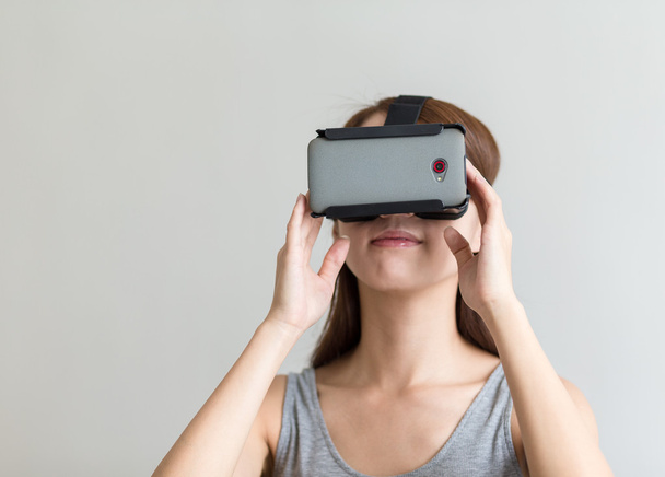 vrouw met behulp van virtual reality headset - Foto, afbeelding