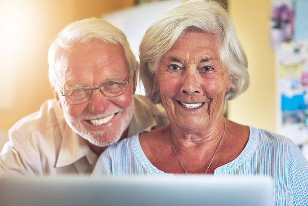Senior-Paar, Portrait und glücklich auf Video-Anruf zu Hause für die Kommunikation, soziale Medien oder surfen Netzwerk für Streaming. Liebe, Laptop und Gesicht des alten Mannes oder der alten Frau, Lächeln und Ruhestand zusammen. - Foto, Bild