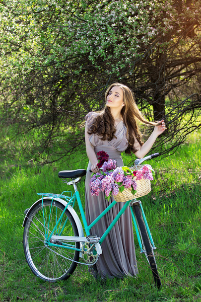 Beautiful girl in a hat on a vintage bike - Zdjęcie, obraz
