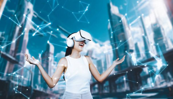 Vrouwelijke stand dragen witte VR-headset en witte mouwloze verbinding metaverse, toekomstige technologie te creëren cyberspace community. Ze kijkt om zich heen en gesticuleert geniet van fantasievorming in meta. Hallucinatie. - Foto, afbeelding