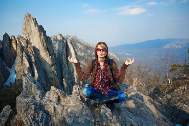 Nő a hegy tetején meditál - Fotó, kép