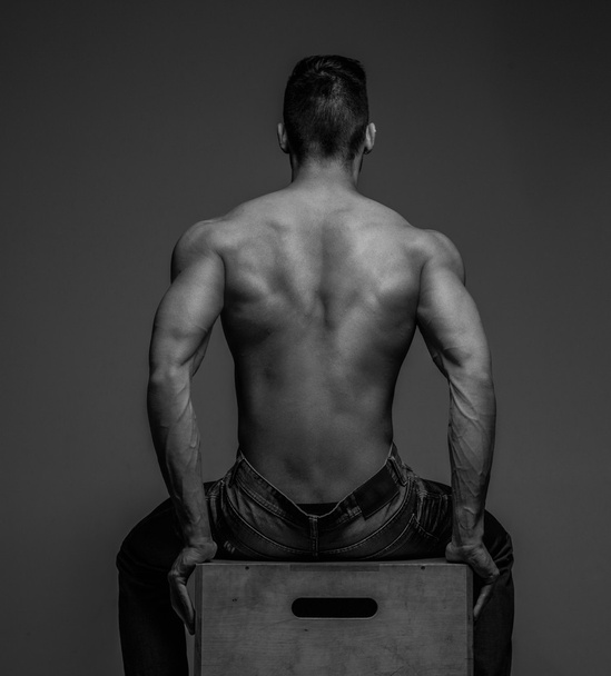 Muscular guy from back - Fotoğraf, Görsel