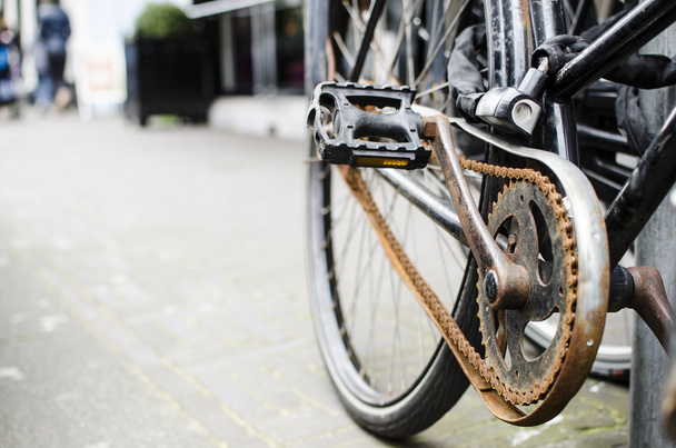 Πρόοδος χωρίς επένδυση έννοια - αλυσίδα σκουριασμένα ποδήλατο. - Φωτογραφία, εικόνα