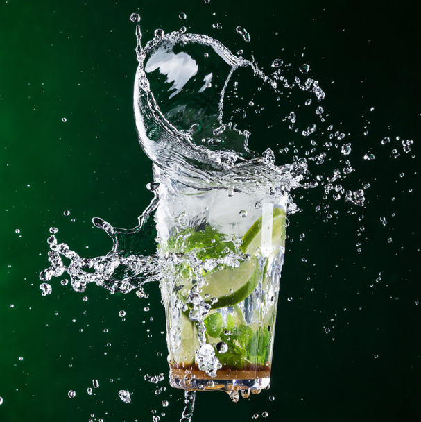 fresh mojito drink with liquid splash - Фото, изображение