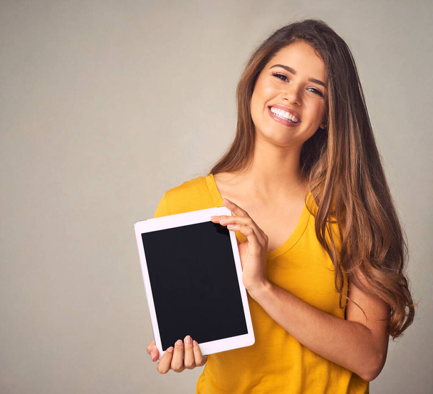 Šťastná žena, portrét a tablet s obrazovkou pro aplikaci, reklamu nebo marketing na pozadí studia. Žena osoba, bruneta nebo modelka s úsměvem pro zobrazení technologií, prezentaci nebo makupy prostor. - Fotografie, Obrázek