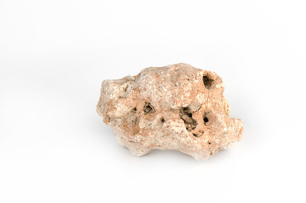 Πέτρα που απομονώνονται σε λευκό φόντο, φυσική πέτρα με τη γήρανση. - Φωτογραφία, εικόνα