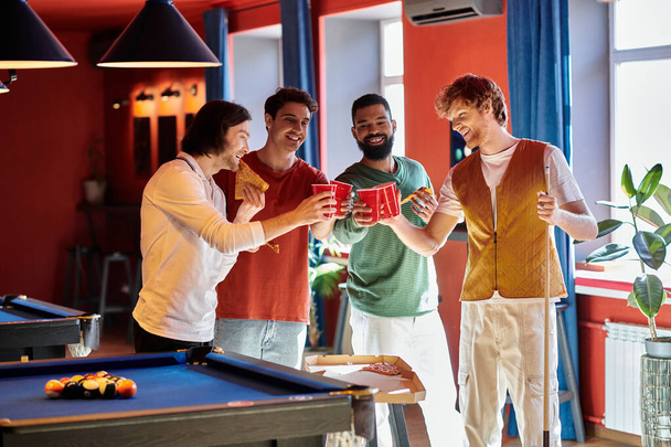 Amigos comemoram depois de um jogo de bilhar, desfrutando de bebidas e lanches. - Foto, Imagem