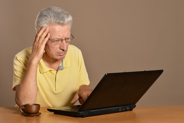 Senior man sitting with laptop - Fotografie, Obrázek