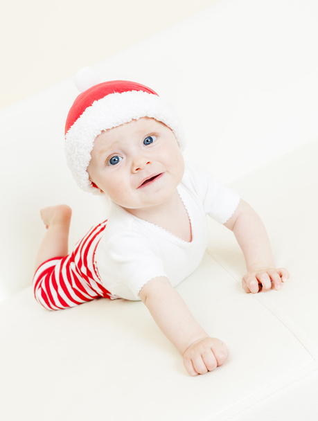 Portret van babymeisje als Santa Claus - Foto, afbeelding