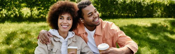 Ένα ευτυχισμένο ζευγάρι Αφροαμερικανών απολαμβάνει μια ηλιόλουστη μέρα.. - Φωτογραφία, εικόνα