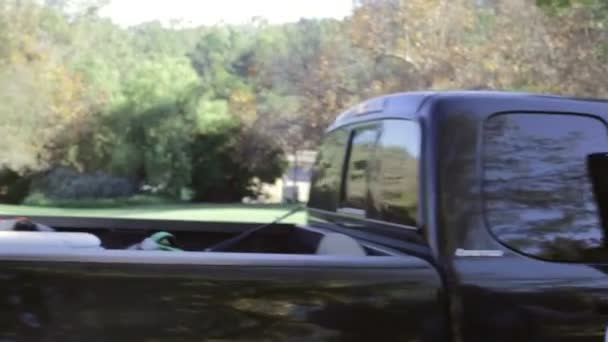 Family Unpacking Pick Up Truck - Metraje, vídeo