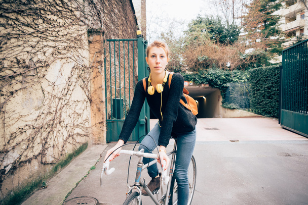 Hipster meisje met fiets - Foto, afbeelding