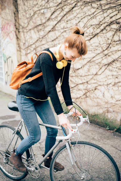 Hipster chica con bicicleta
 - Foto, Imagen