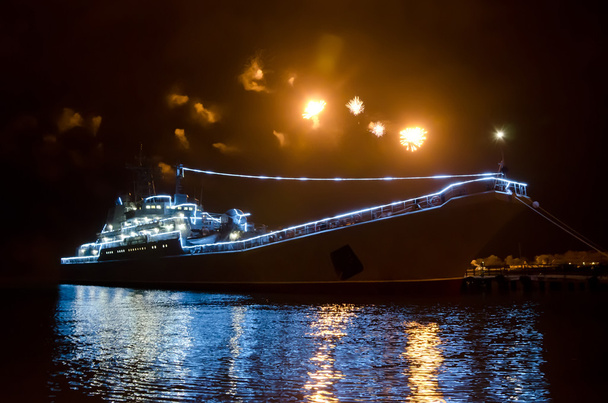 9. května 2015: Vojenská loď v přístavu na pozadí ohňostroje na počest 9. května 2015 - Fotografie, Obrázek