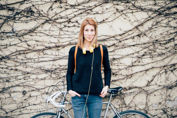 Hipster dziewczyna z roweru - Zdjęcie, obraz