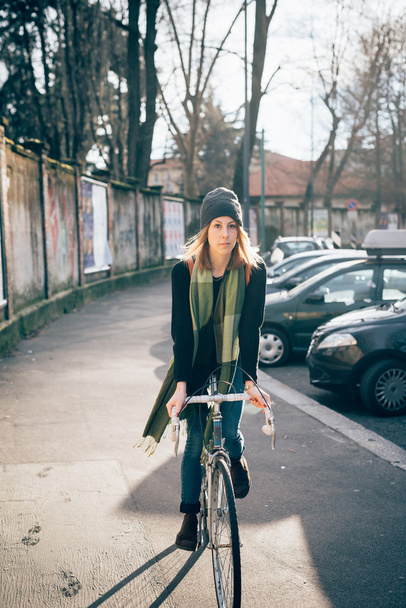 Hipster dziewczyna z roweru - Zdjęcie, obraz