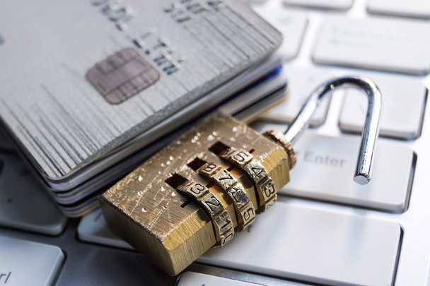 Ontgrendeld-beveiligingsslot en credit cards - Foto, afbeelding