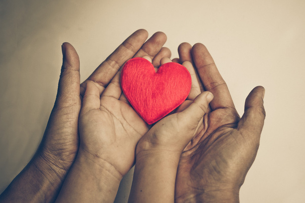 Yetişkin ve çocuk el ele tutuşur kalp - Fotoğraf, Görsel