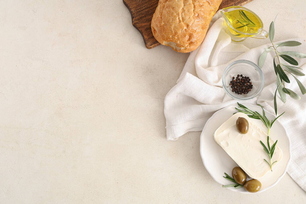 Levy maukasta fetajuustoa, oliiveja ja rosmariinia valkoisella pohjalla - Valokuva, kuva