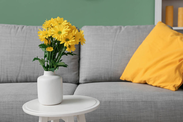 快適なソファー付きのスタイリッシュなリビングルームのインテリア,コーヒーテーブルと枕の花瓶,クローズアップ - 写真・画像