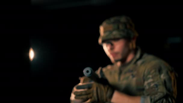 professzionális lőtéren katonai fegyver tréner áll készül használni a pisztoly - Felvétel, videó