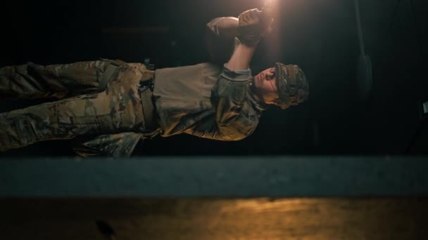 függőleges videó professzionális lőtéren katonai fegyverek tréner áll készül használni a pisztoly - Felvétel, videó