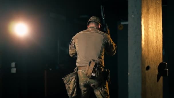 en el campo de tiro profesional entrenador de armas militares de pie preparándose para usar una pistola - Imágenes, Vídeo