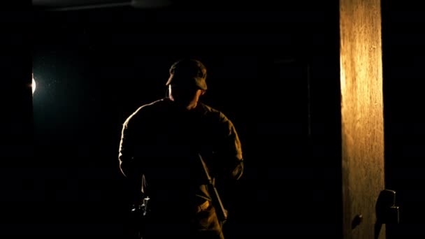 na profesionální střelnici vojenský střelec stojící a připravující se k použití pistole - Záběry, video