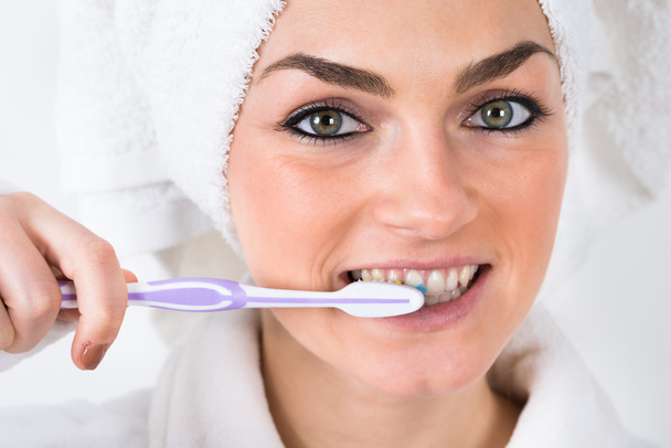 kobieta myjąca zęby - Zdjęcie, obraz
