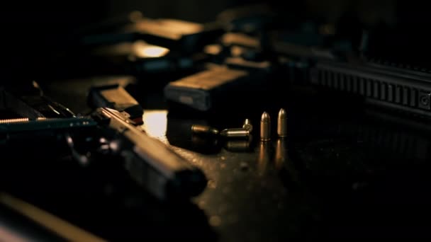 κοντινό πλάνο πυρομαχικών και όπλων σε επαγγελματικό σκοπευτήριο σε μαύρο τραπέζι - Πλάνα, βίντεο