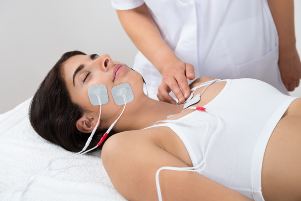 Woman Having Electrodes Therapy - Foto, afbeelding