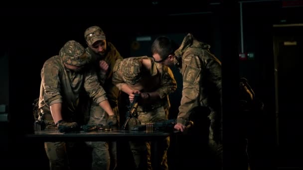 egy profi lőtéren egy profi harcos összeállít egy NATO géppuskát - Felvétel, videó