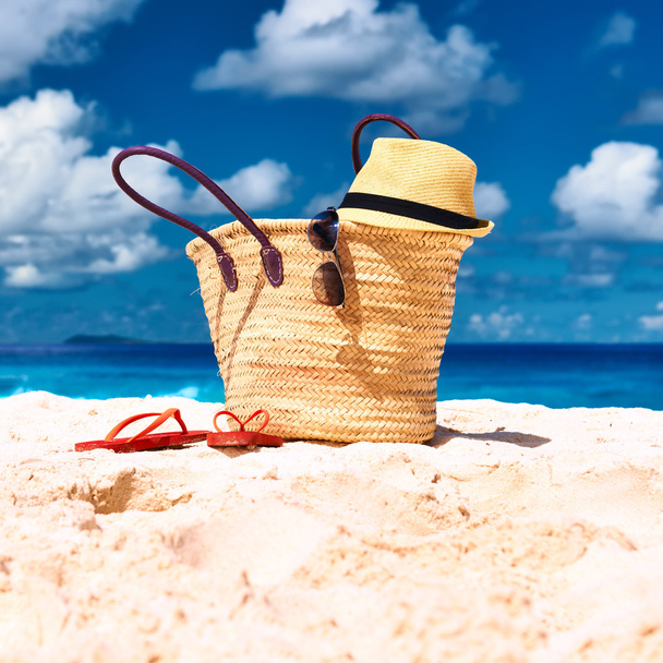 piękna plaża z torba na Seszele - Zdjęcie, obraz