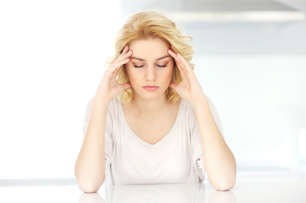 Erwachsene Frau mit Kopfschmerzen - Foto, Bild