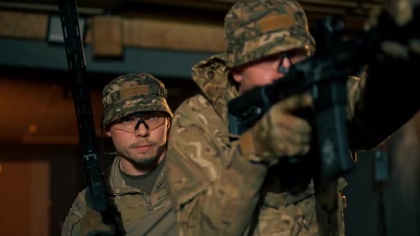 közel a profi lövészeti lőtéren katonai oktatók végre taktikai gyakorlatok NATO támadó puskák - Felvétel, videó
