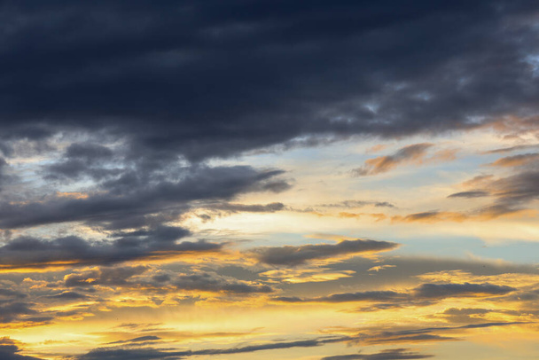 Schöner Himmel. Cumulonimbus Wolke und Zirruswolke - Foto, Bild
