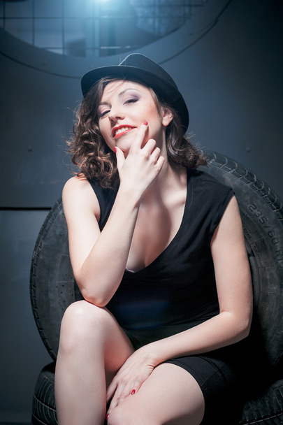 retrato de estudio de una mujer con sombrero negro
 - Foto, Imagen