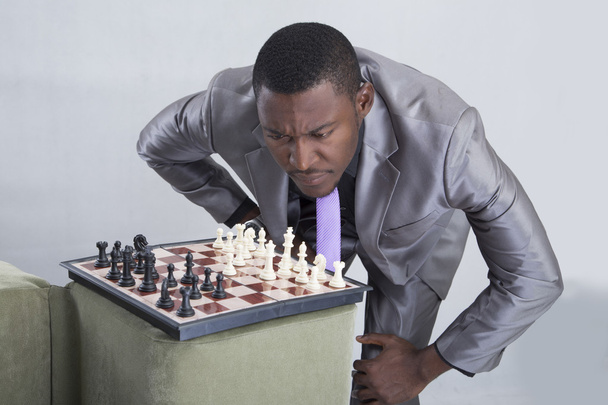 Joven hombre de negocios jugando ajedrez
 - Foto, Imagen