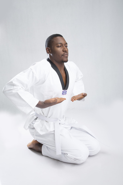 молодой спортсмен, изучающий боевые искусства
 - Фото, изображение